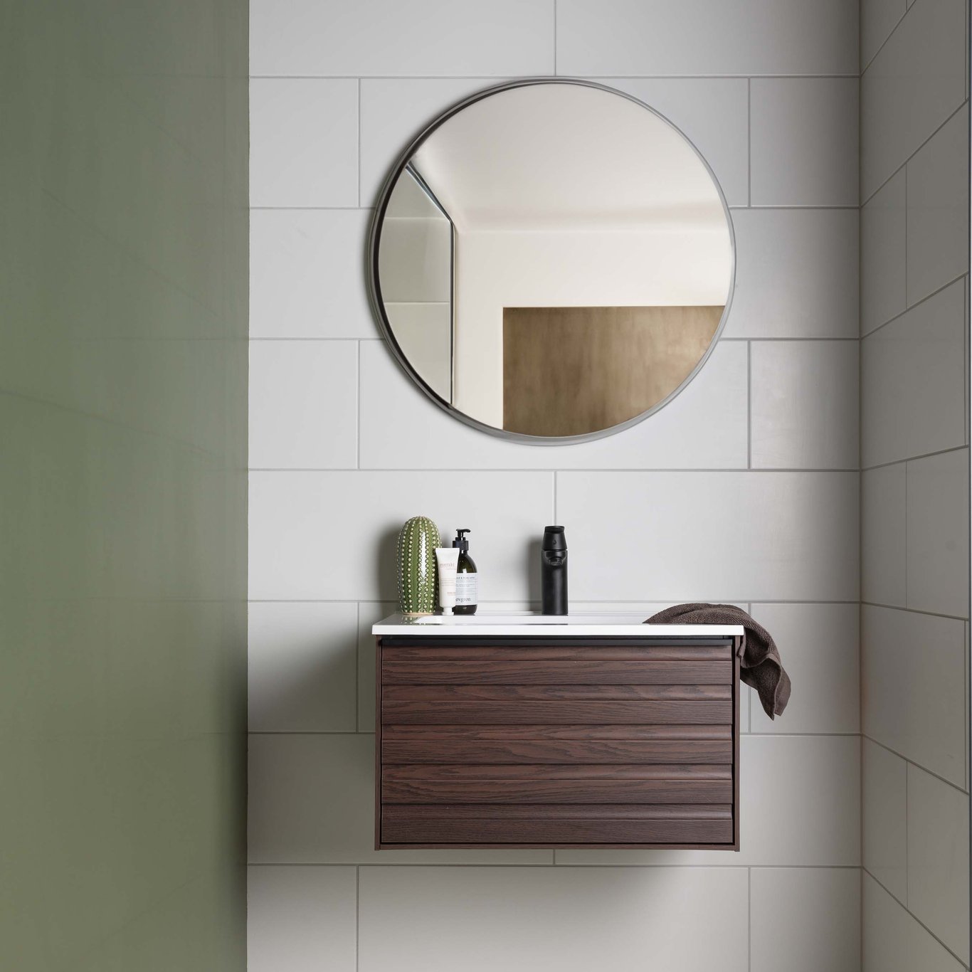 Baderom med grønn mikrosement på vegg.