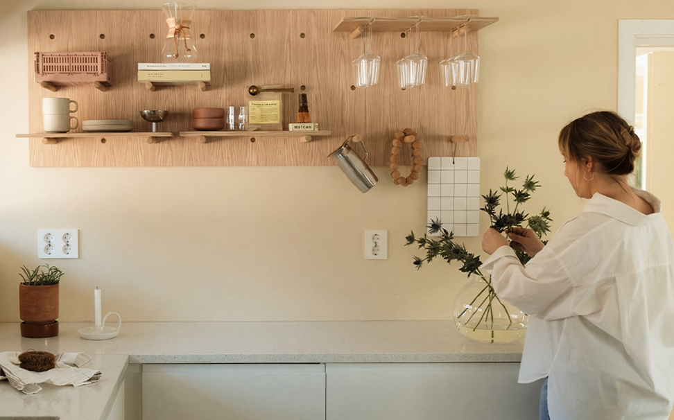 Skap din egen oppbevaringsløsning med LAUG BYGGJE, et fleksibelt veggsystem i eikefiner. Kombiner veggplater, hyller og bokser etter behov, og skap en stilren og praktisk løsning til hjemmet.