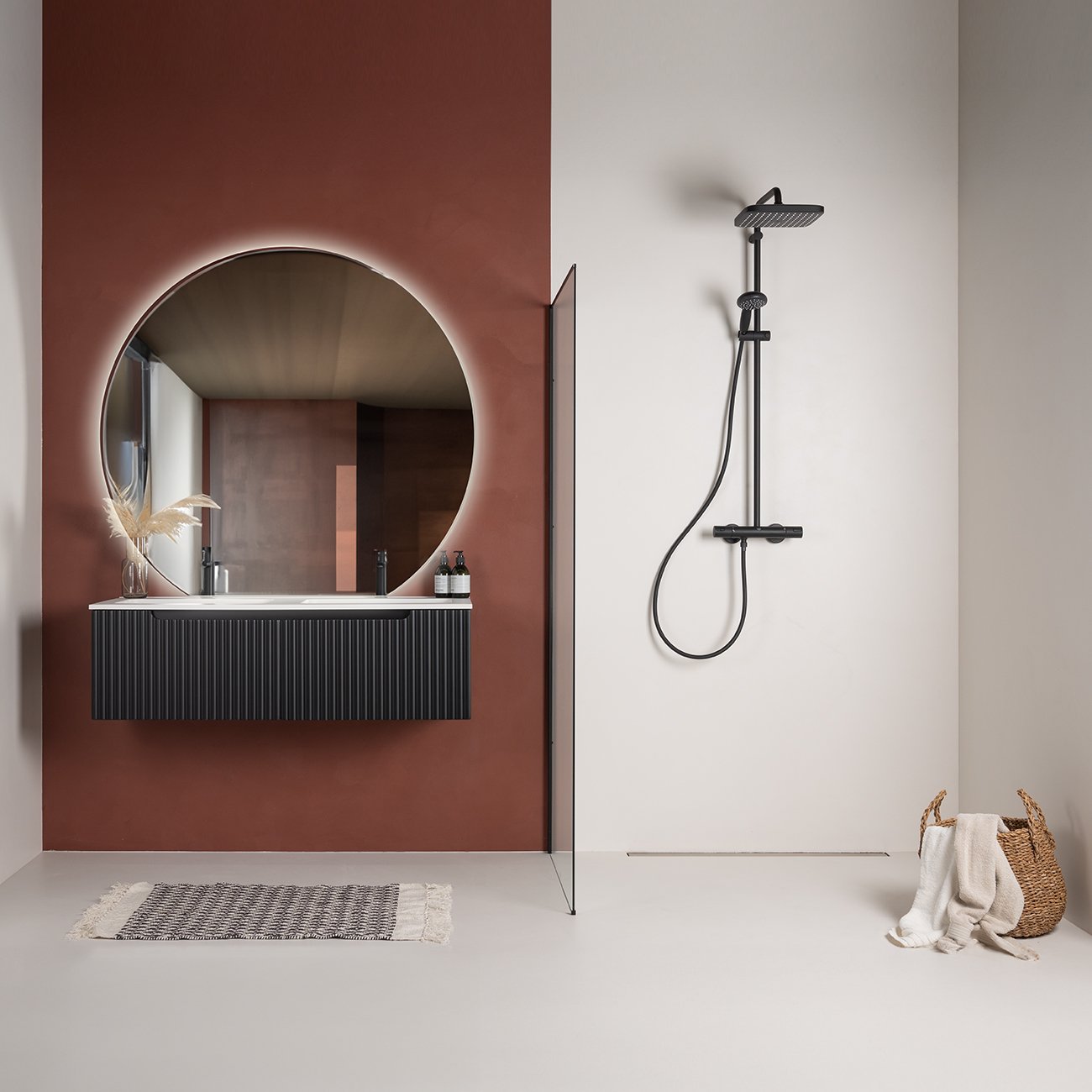 Baderom med rustrød og lys beige mikrosement på vegg. Beige mikrosement på gulv.