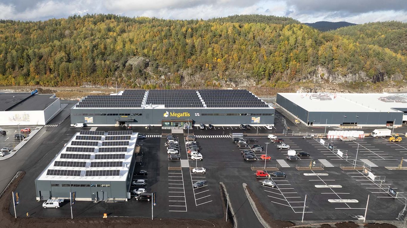 Bilde av Megaflis varehus med solceller på taket.