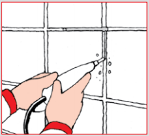 1. Fres eller skrap ut fugemassen langs den skadde flisen med f.eks. en fugekrasser . Pass på så du ikke skader membranen.