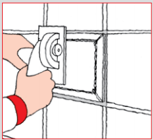2. Skjær et parallelt snitt og et diagonalt kryss i flisen. Pass på dybdesnittet er maksimalt flisens tykkelse.