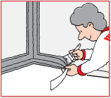 2. I hjørner vegg/vegg og overgang gulv/vegg monteres en 10 cm bred fiberfilt remse i Multicoaten. Deretter påføres et dekkende topplag med Multicoat. Eventuelt kan du benytte deg av både Innvendige hjørnemansjetter og utvendige hjørnemansjetter.