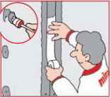 3. Alternativt kan et selvklebende membranbånd monteres.