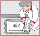 8. Om du benytter deg av en selvklebende slukmansjett, påfører du Multicoat under mansjettens frie kant og press den godt ned i Multicoaten. Benytter du deg av en dimensjons-tilpasset slukmansjett, skal det påføres multicoat både under og over mansjetten.