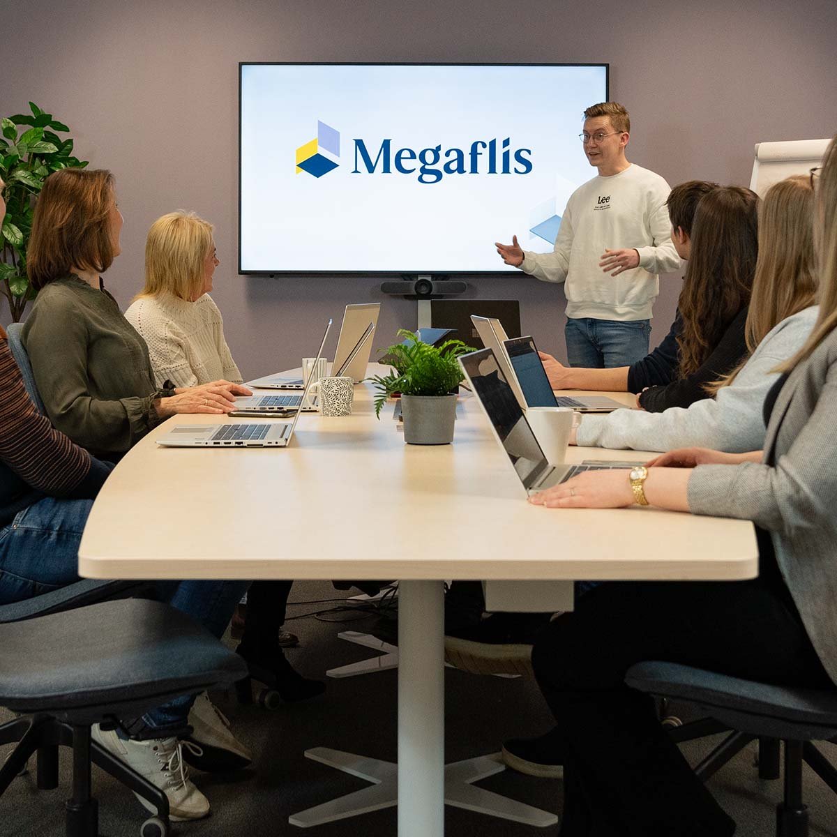 Ansatte som samles for gjennomgang