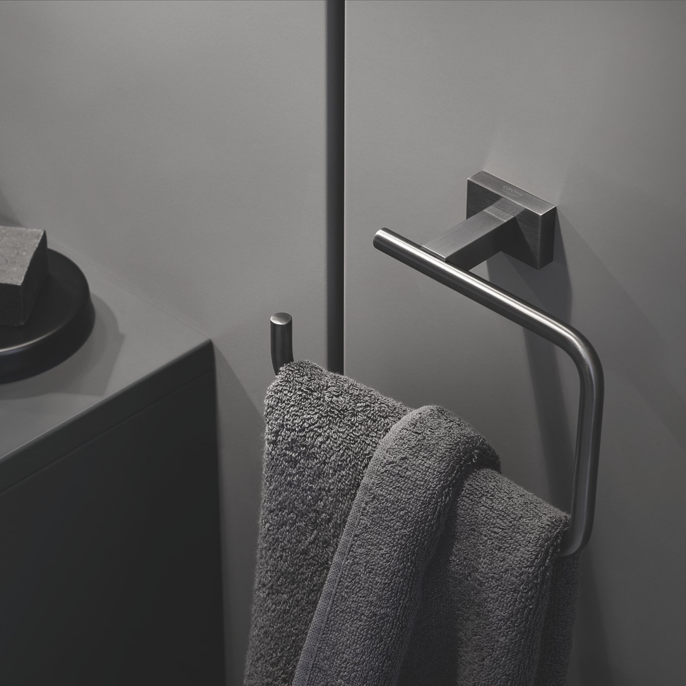 GROHE ESSENTIALS CUBE TOALETTRULLHOLDER BØRSTET HARD GRAPHITE GROHE ESSENTIALS CUBE TOALETTRULLHOLDER BØRSTET HARD GRAPHITE