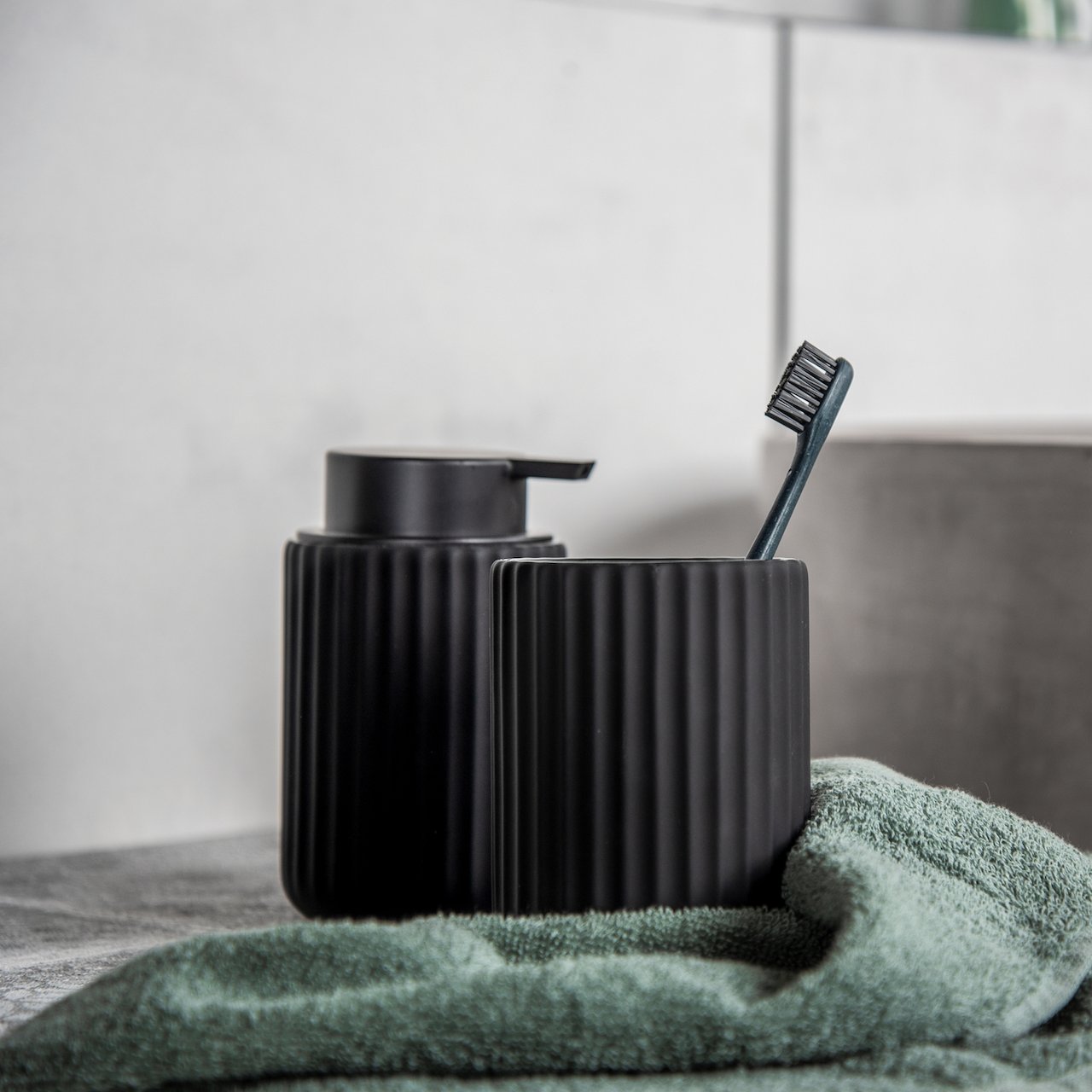 WENKO BELLUNO SÅPEDISPENSER SORT KERAMIKK WENKO BELLUNO SÅPEDISPENSER SORT KERAMIKK