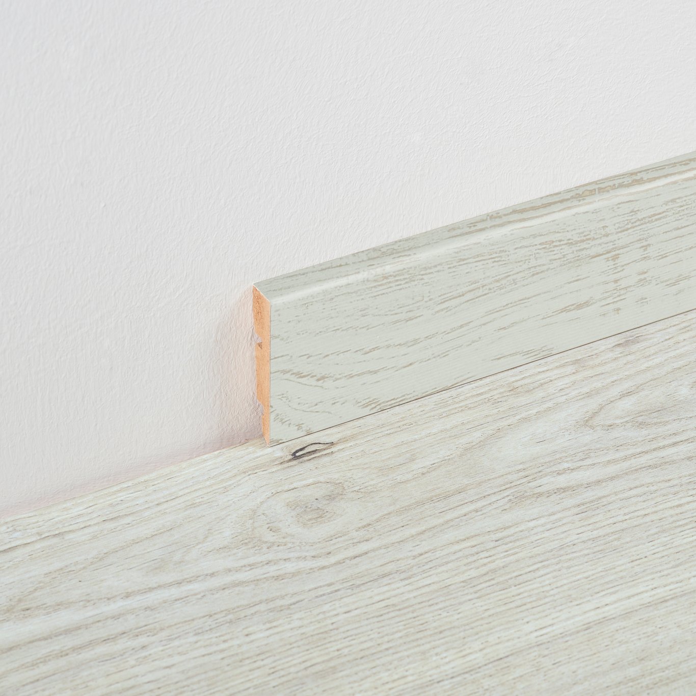 BERRYALLOC KASTANJE HVIT SOKKELLIST 2,4M BERRYALLOC KASTANJE HVIT SOKKELLIST 2,4M