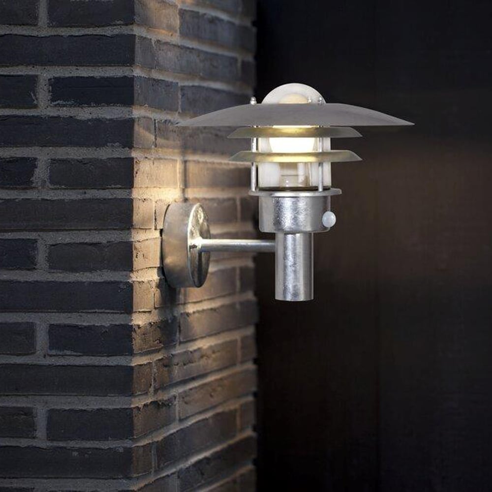 NORDLUX LØNSTRUP 32 VEGGLAMPE M/SENSOR IP44 E27 GALVANISERT STÅL NORDLUX LØNSTRUP 32 VEGGLAMPE M/SENSOR IP44 E27 GALVANISERT STÅL