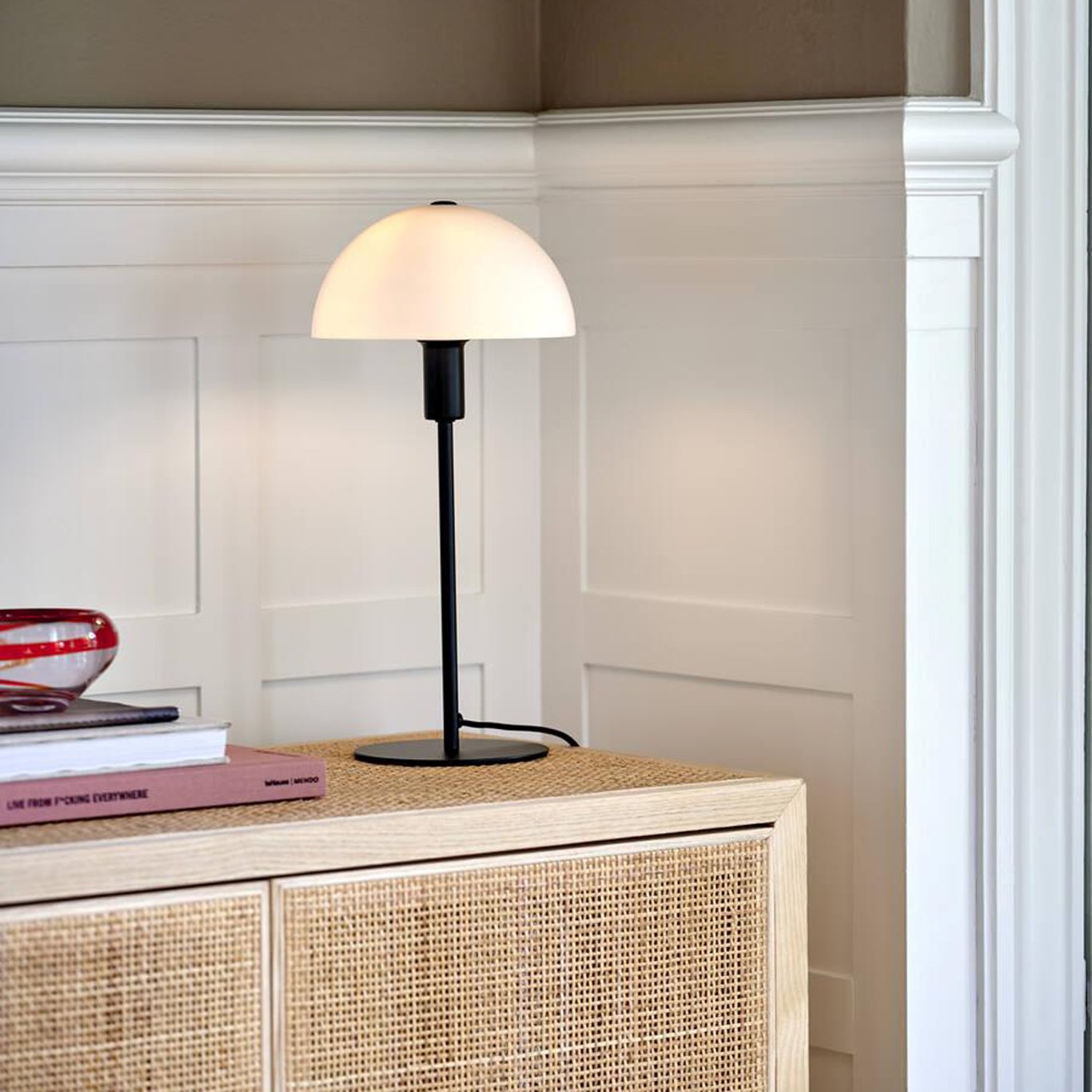 NORDLUX ELLEN BORDLAMPE E14 OPAL/SORT NORDLUX ELLEN BORDLAMPE E14 OPAL/SORT