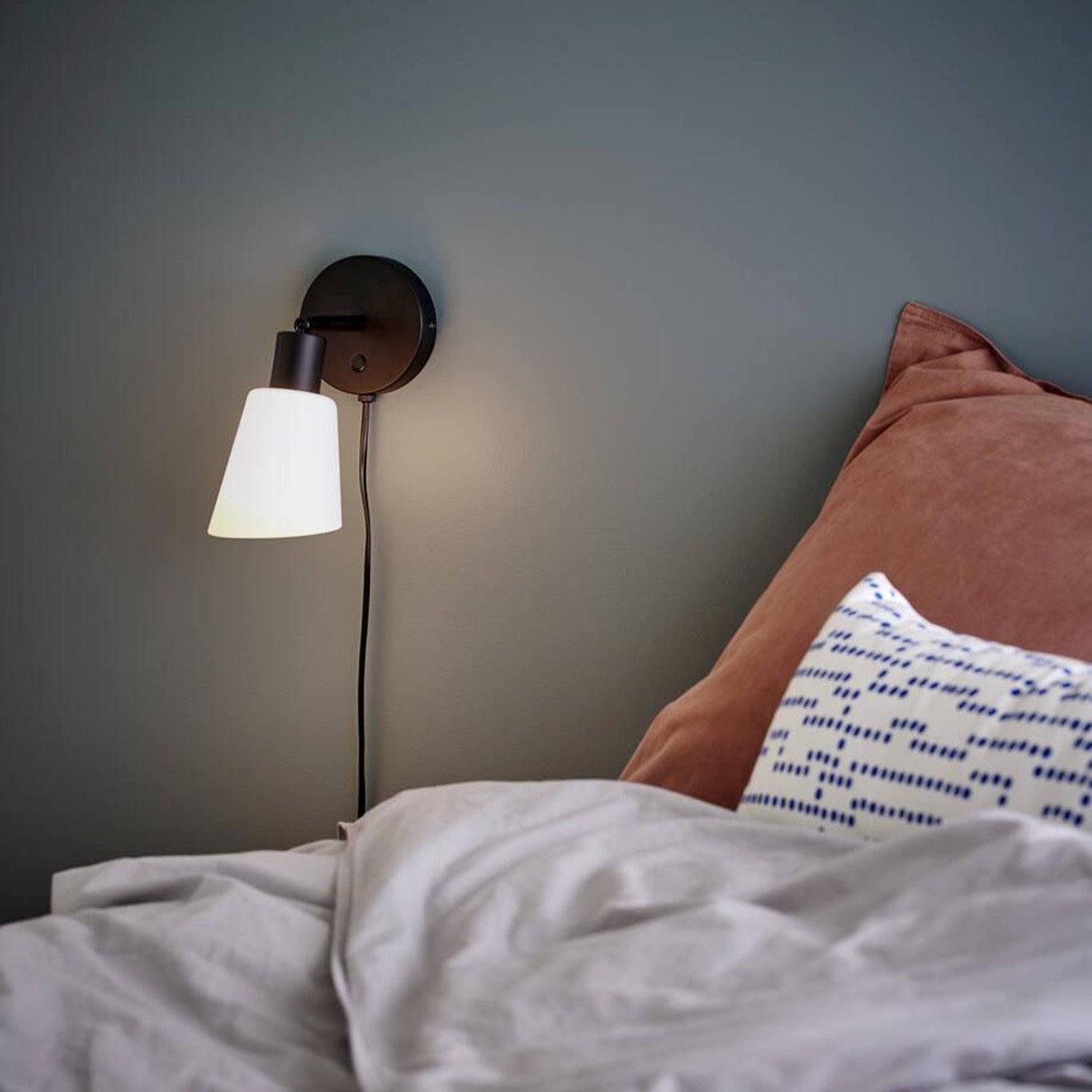 NORDLUX MOLLI VEGGLAMPE E14 SORT/ OPALHVIT NORDLUX MOLLI VEGGLAMPE E14 SORT/ OPALHVIT