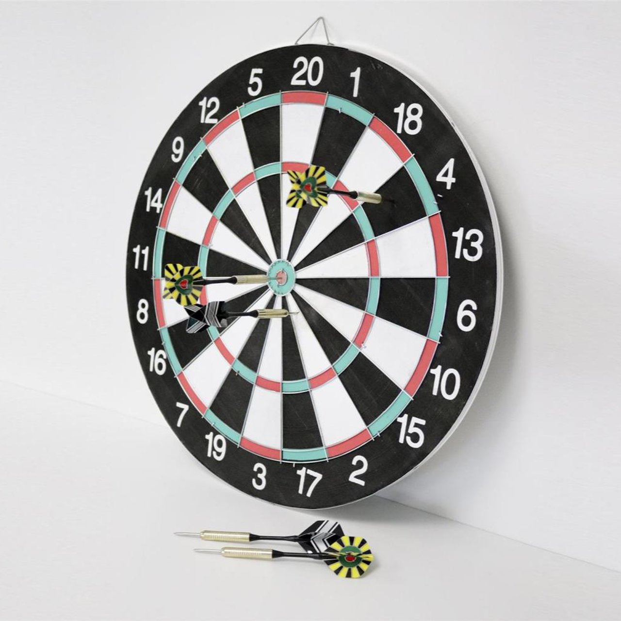 HOME it PLAY dartskive med 6 piler Ø41×1,1 cm HOME it PLAY dartskive med 6 piler Ø41×1,1 cm