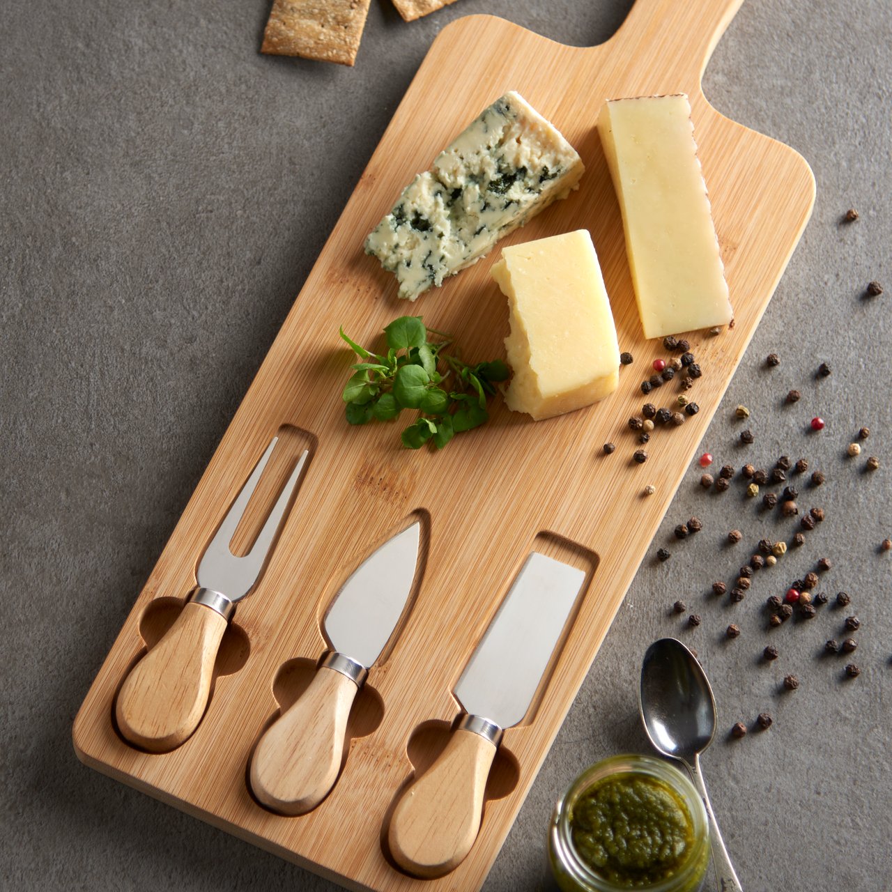 DAY OSTESKJÆREBRETT M/3 KNIVER 42X15X40CM DAY OSTESKJÆREBRETT M/3 KNIVER 42X15X40CM