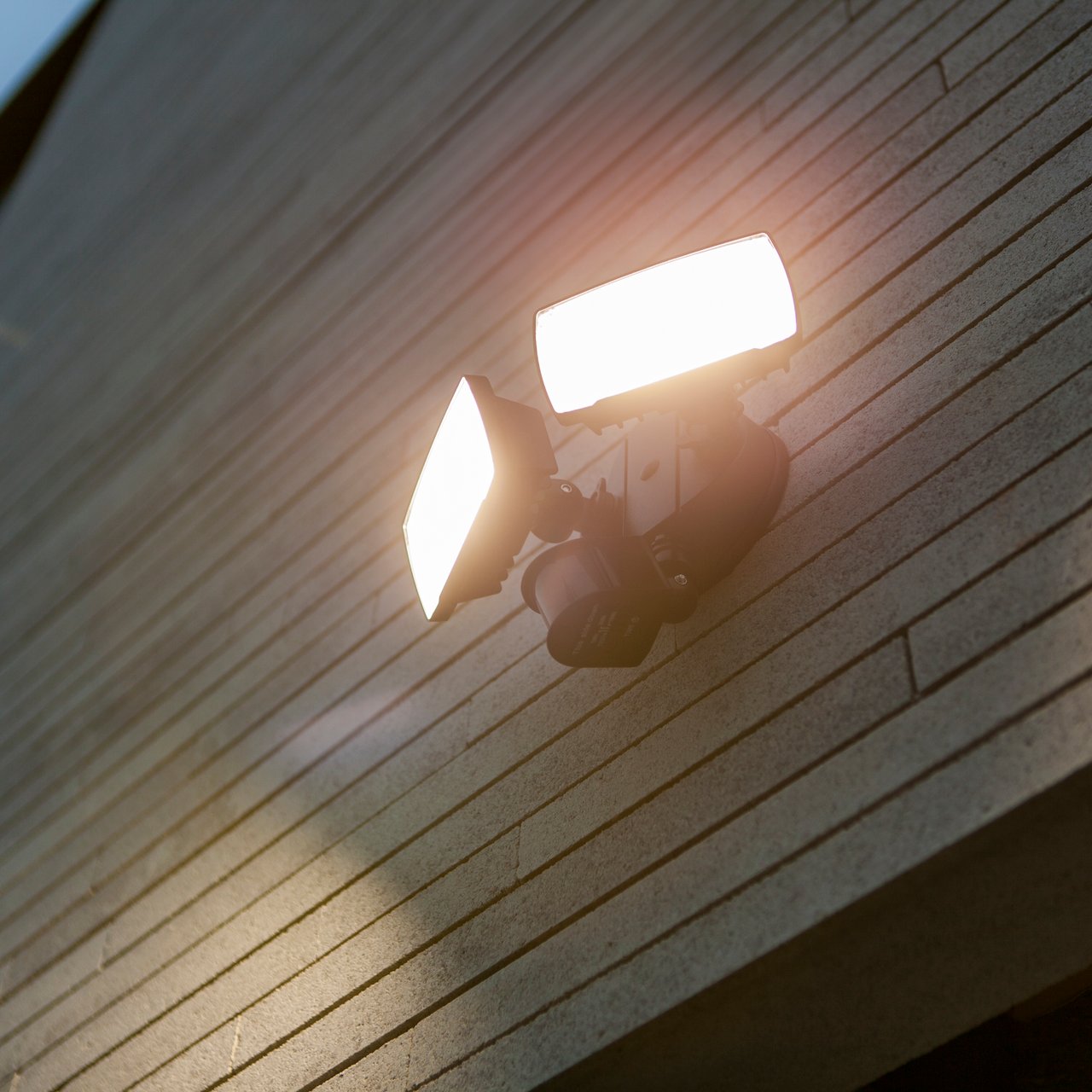 LUTEC CHIMERA LED VEGGLAMPE 2 LYS PIR SORT 5000K