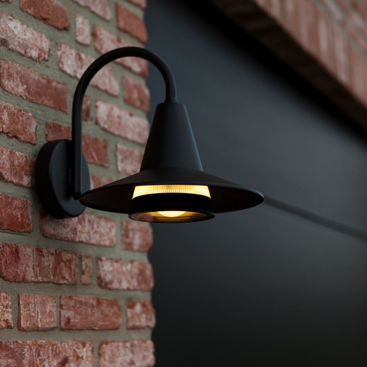 LUTEC SWAN VEGGLAMPE 1 LYS E27 SORT LUTEC SWAN VEGGLAMPE 1 LYS E27 SORT