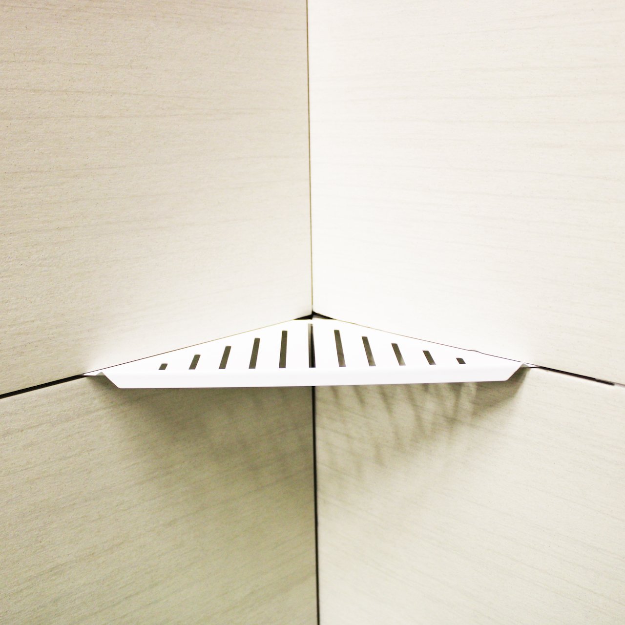 DESIGN HJØRNEHYLLE N°13 MATT HVIT STÅL DESIGN HJØRNEHYLLE N°13 MATT HVIT STÅL