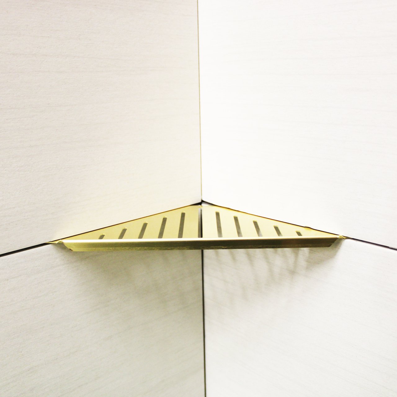 DESIGN HJØRNEHYLLE N°13 POLERT MESSING DESIGN HJØRNEHYLLE N°13 POLERT MESSING