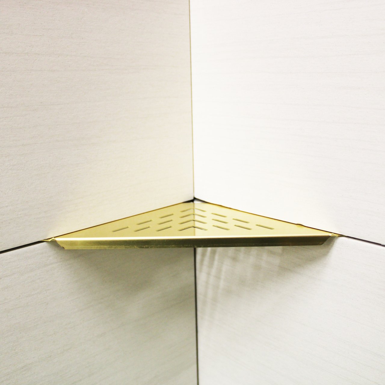 DESIGN HJØRNEHYLLE N°19 POLERT MESSING DESIGN HJØRNEHYLLE N°19 POLERT MESSING