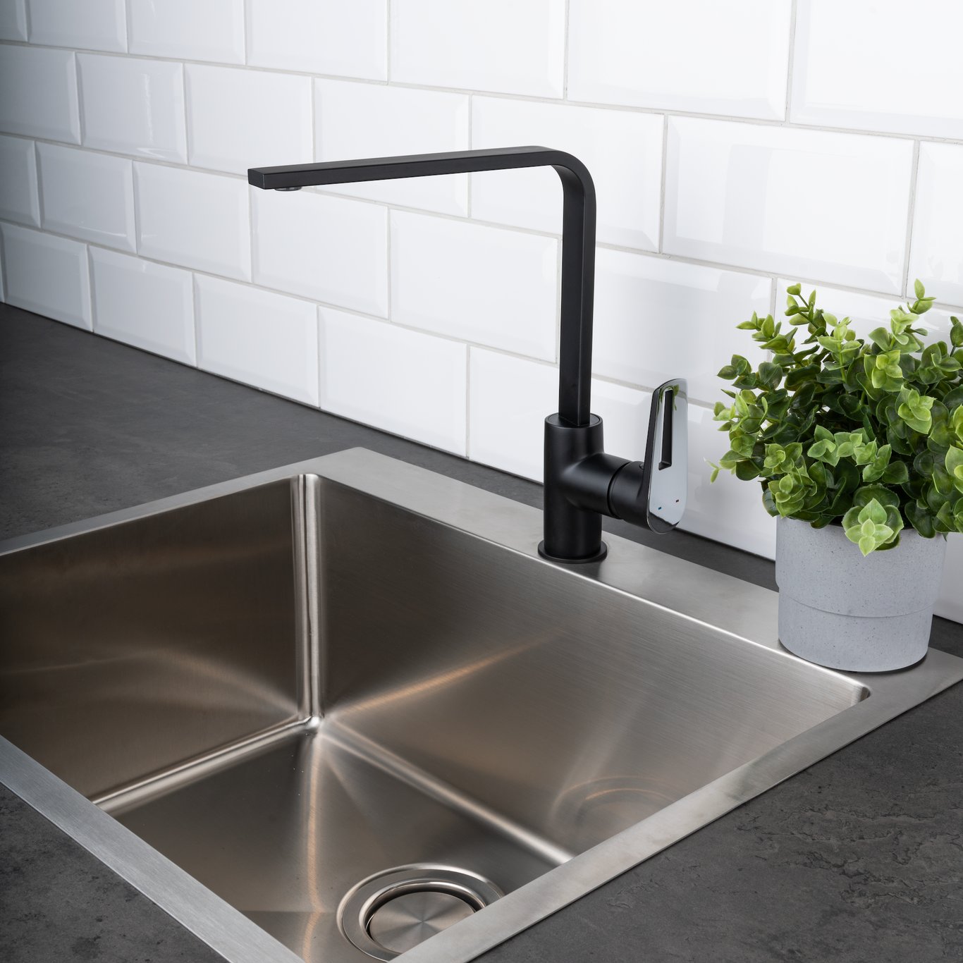 CELESTE STOKE KJØKKENARMATUR, KROM/MATT SORT CELESTE STOKE KJØKKENARMATUR, KROM/MATT SORT