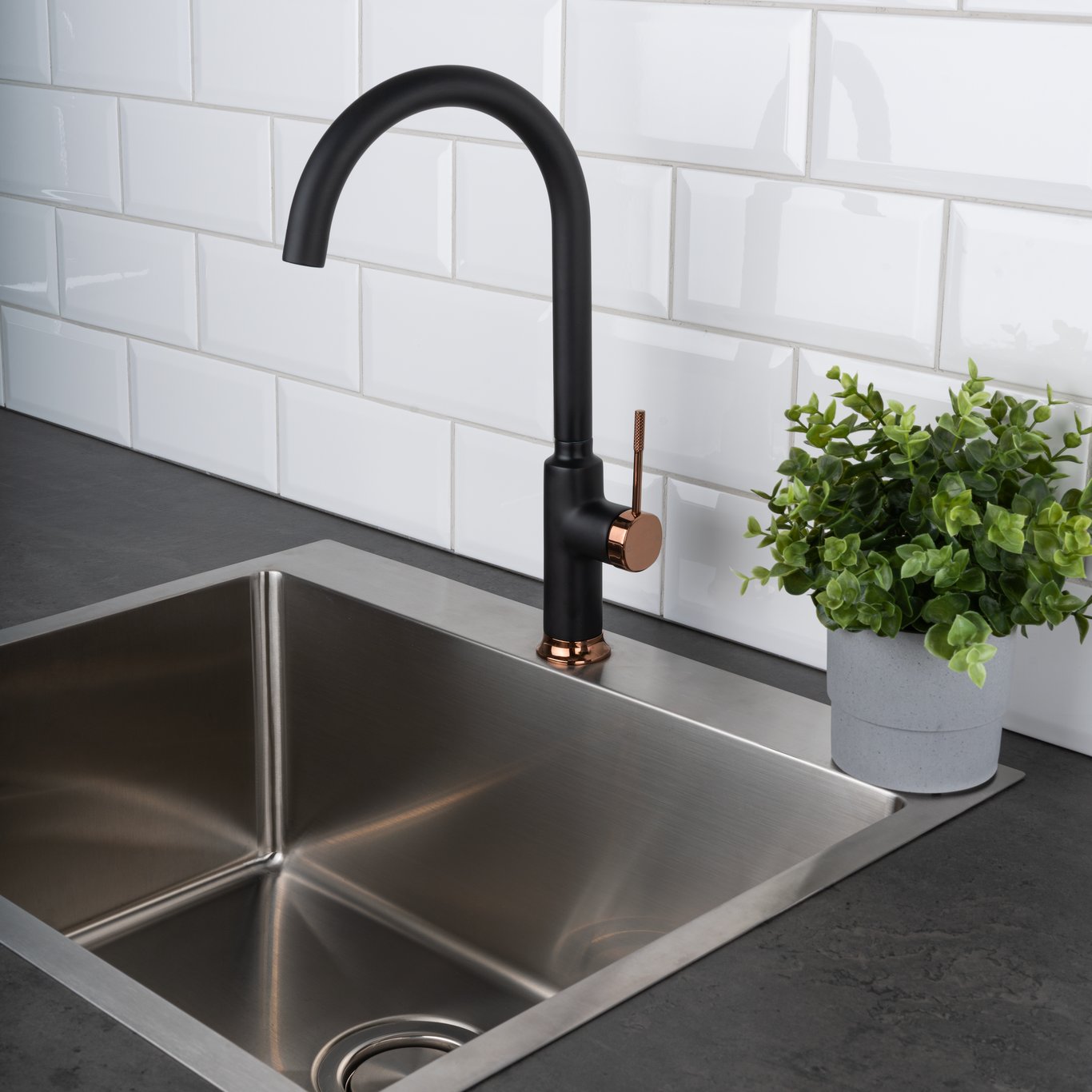 CELESTE WAKEFIELD KJØKKENARMATUR, KOBBER/MATT SORT CELESTE WAKEFIELD KJØKKENARMATUR, KOBBER/MATT SORT