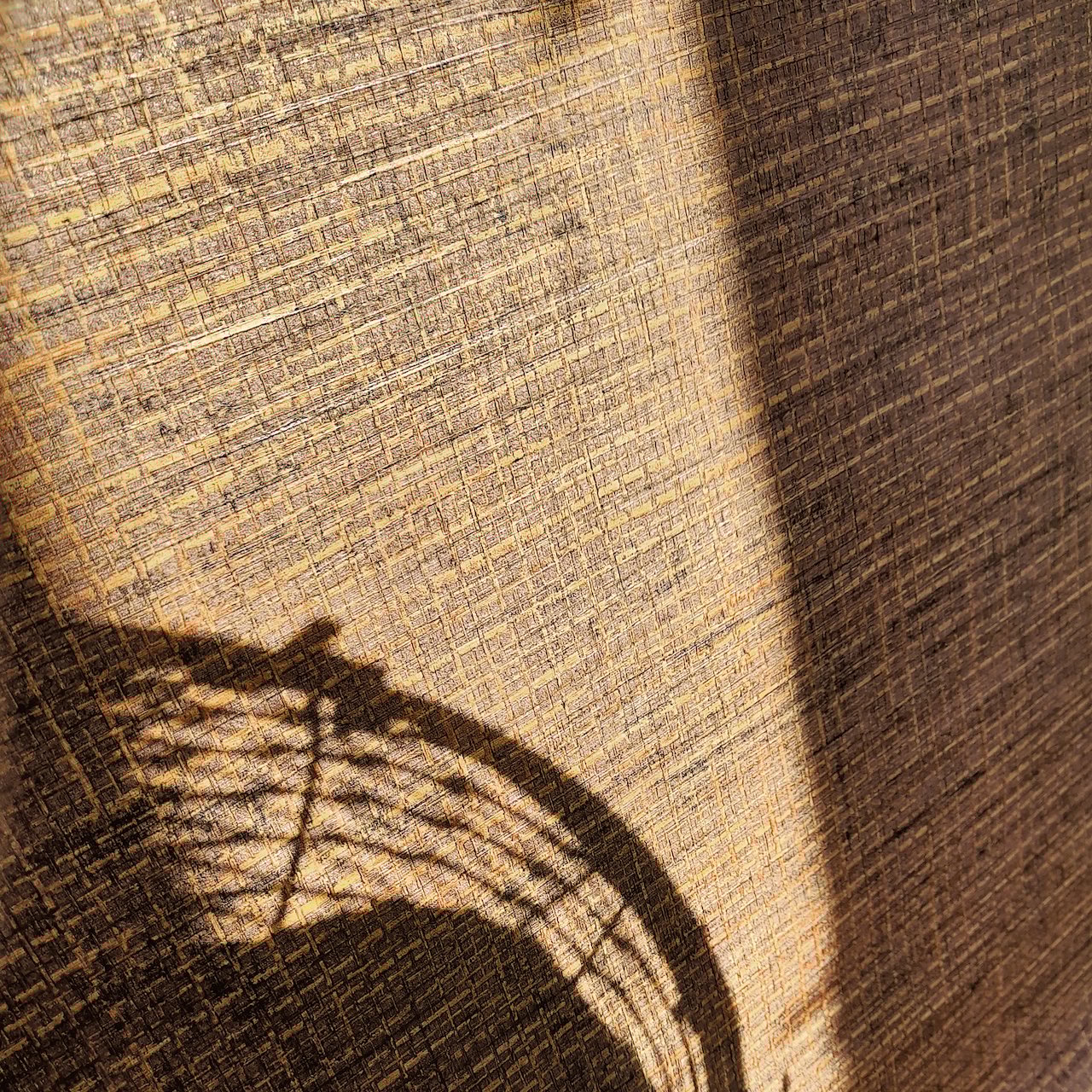 DESERT LODGE VINYLTAPET KURVMØNSTRET BRUN VAREPRØVE DESERT LODGE VINYLTAPET KURVMØNSTRET BRUN VAREPRØVE