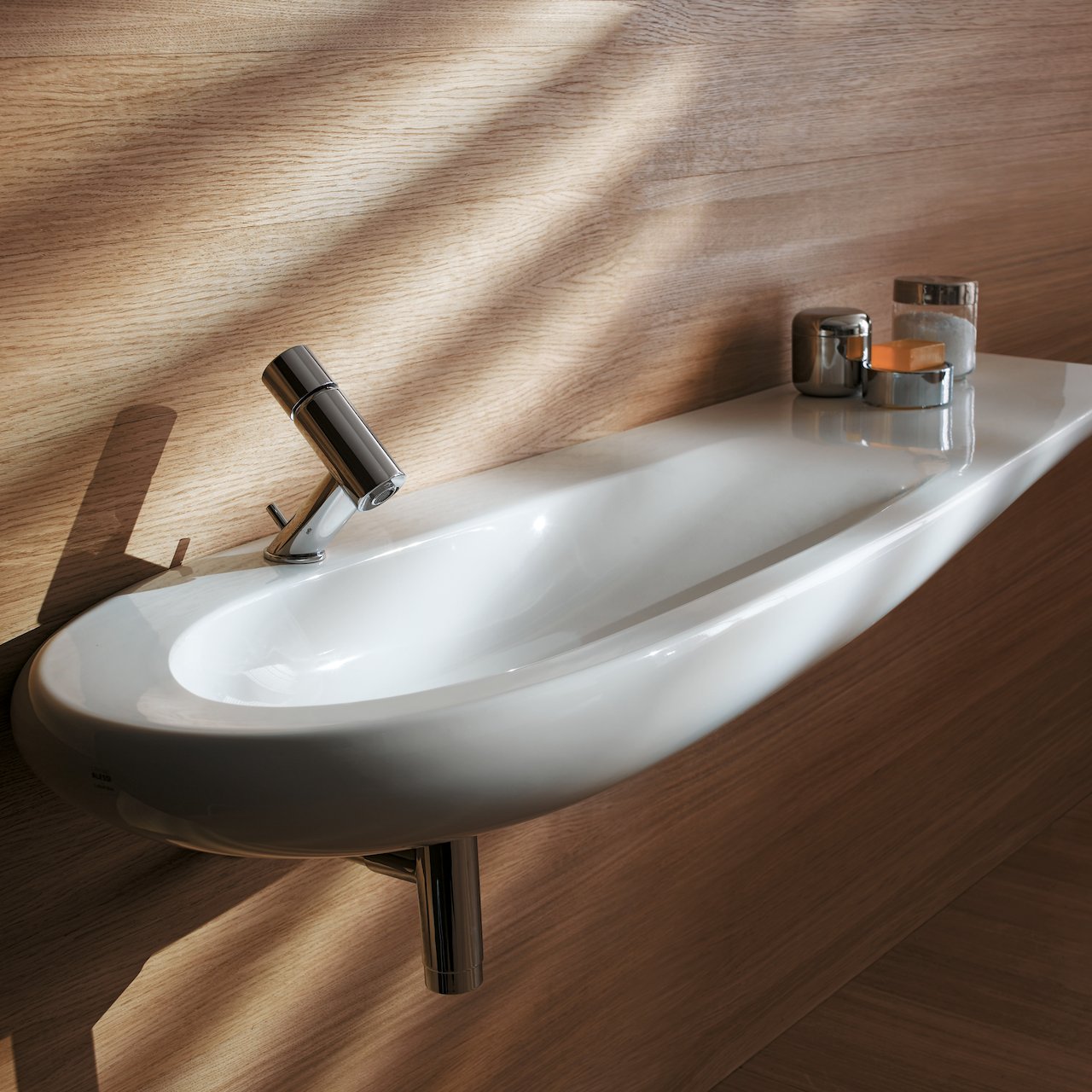 LAUFEN IL BAGNO ALESSI SERVANT 90X50 CM LCC HYLLE TIL HØYRE LCC HVIT LAUFEN IL BAGNO ALESSI SERVANT 90X50 CM LCC HYLLE TIL HØYRE LCC HVIT