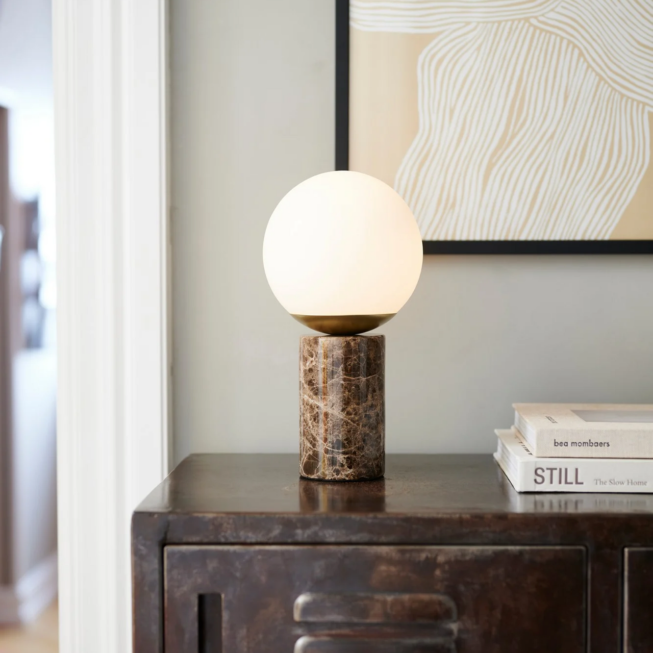 Lilly Marble bordlampe, brun, glass, marmor, høyde 29 cm