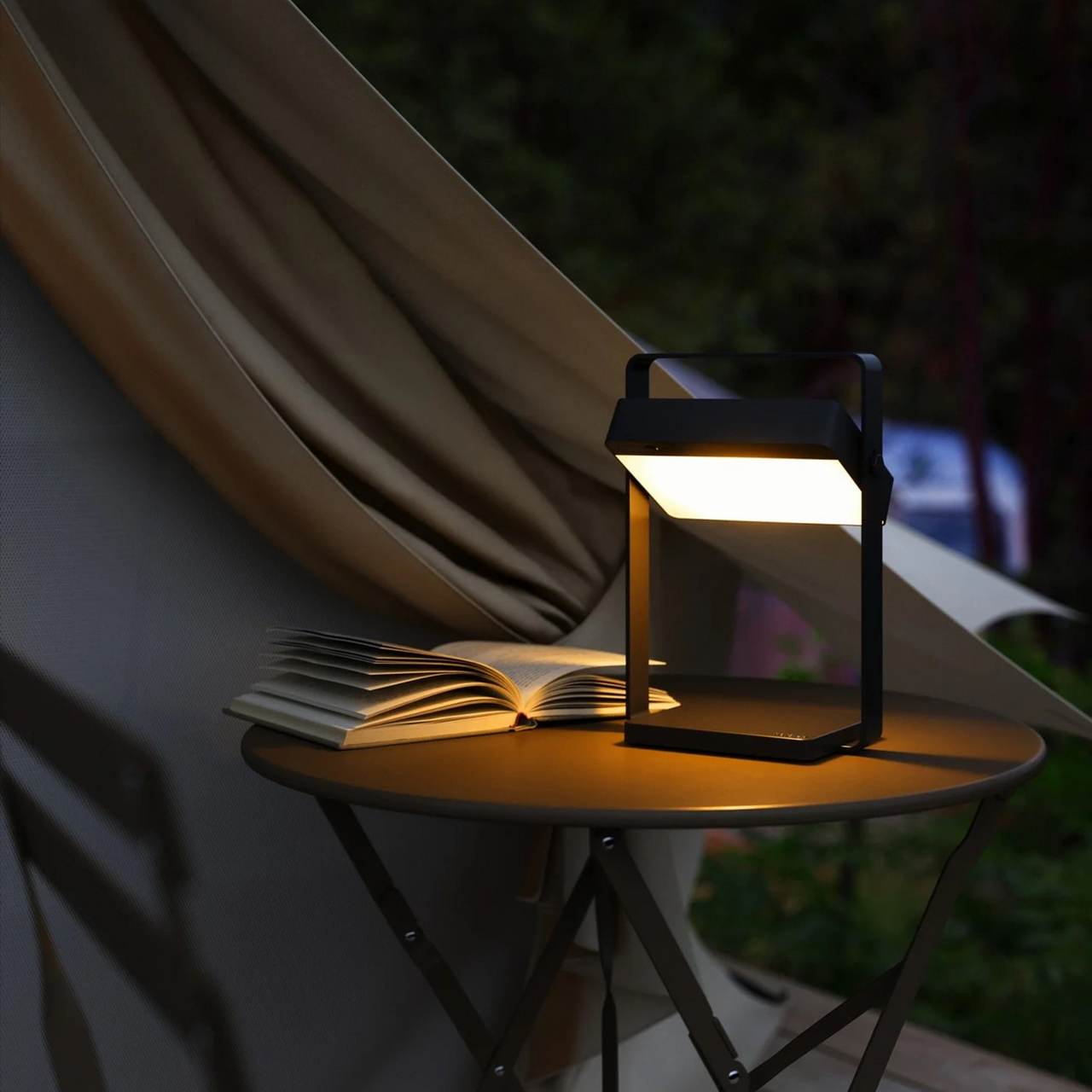 LED-bordlampe Saulio, svart, IP44, aluminium, USB, akku