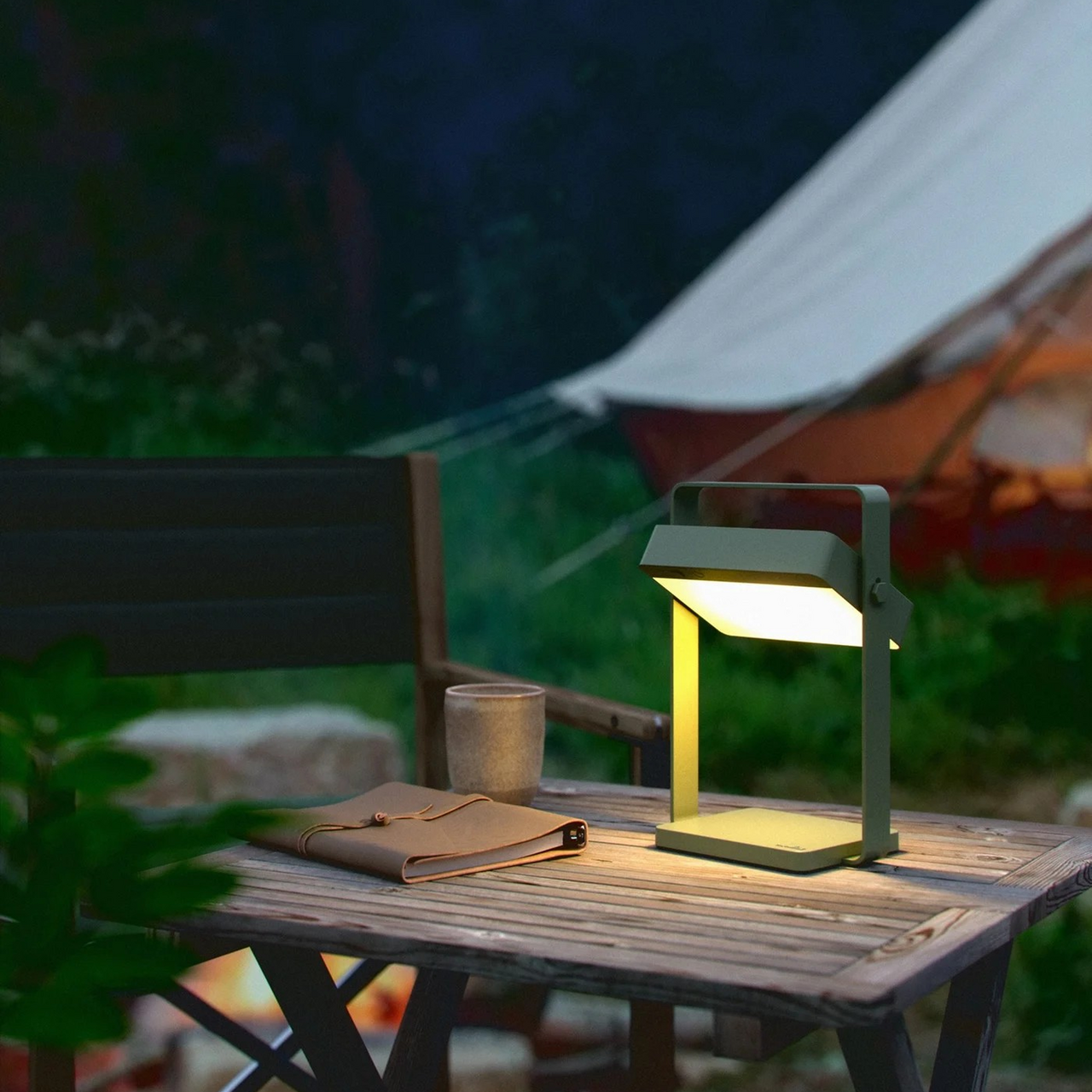 LED-solcelledrevet bordlampe Saulio, olivengrønn, IP44, aluminium, USB, batteri